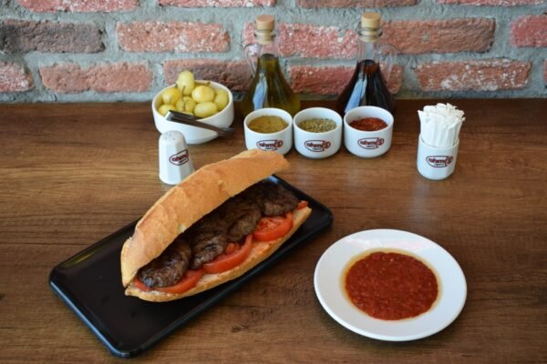 Üç Çeyrek Ekmek Köfte